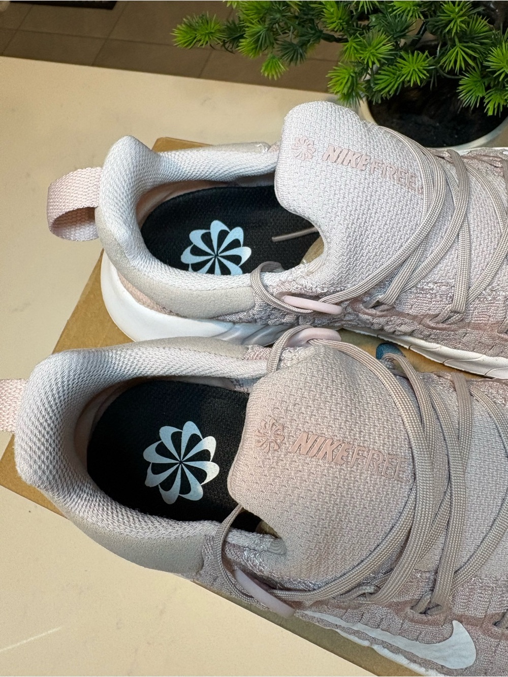 Nike Free Run 5.0 Soft Pink White Running Shoes, Womens size 7.5 - Picture 3 of 7